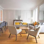 Suite Avenue Des Champs-Elysees : Luxe Parisien