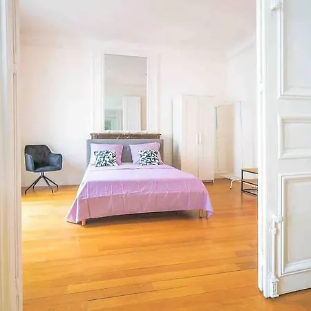 Avenue Des Champs-elysees : Luxe Parisien *