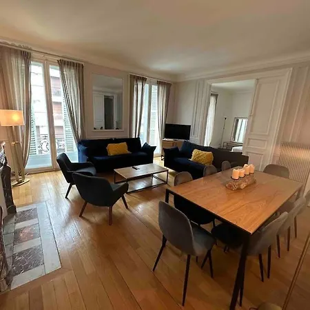 Avenue Des Champs-elysees : Luxe Parisien Apartment *