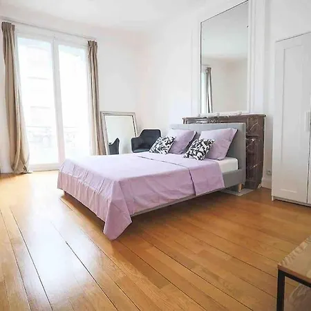 Avenue Des Champs-elysees : Luxe Parisien Apartment