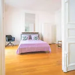 Suite Avenue des Champs-Élysées : Luxe Parisien